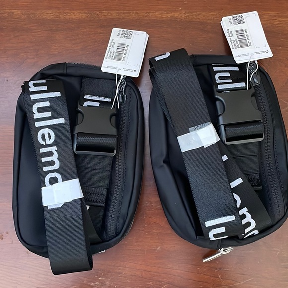 Lululemon Everywhere Belt Bag Wordmark Black - Picture 3 of 12